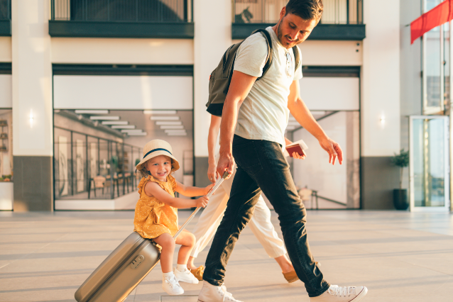 parent with a kid travelling rodič cestující s dítětem