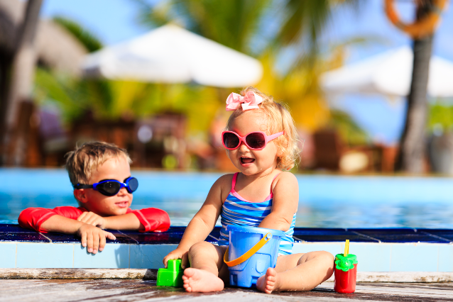 kids next to the pool děti u bazénu