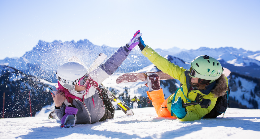 dvě lyžařky ve sněhu two women in the snow