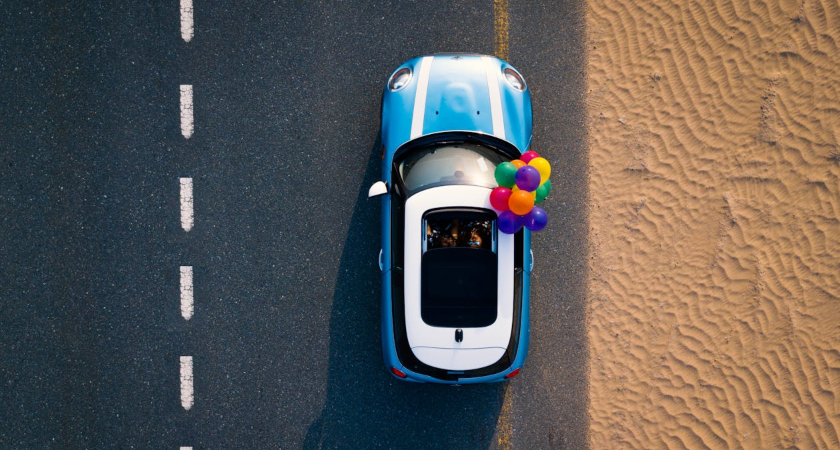 auto na silnici car on the road