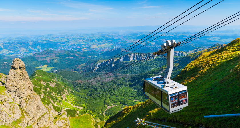 lanovka v horách cabin in the mountains