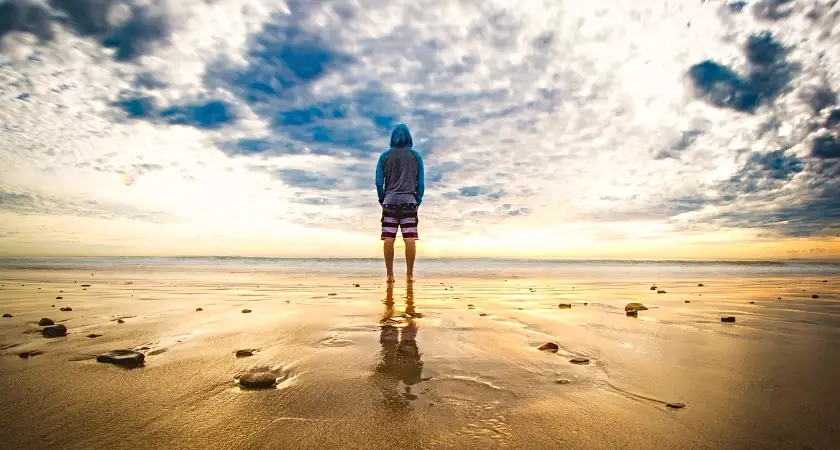 muž na pláži man at the beach