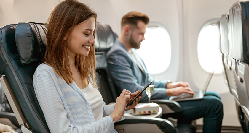 lidé v letadle people on the plane