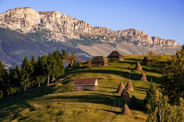 Hory v Rumunsku a stohy slámy