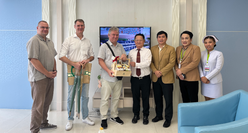 Hromadná fotka s pracovníky asijské nemocnice