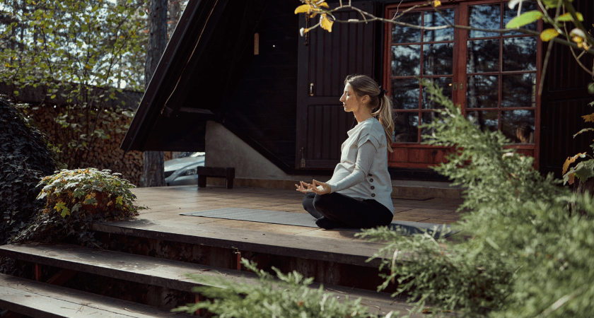 Meditující těhotná žena